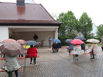Mit Regenschirmen und dem nötigen Abstand fand der erste Freiluft-Gottesdienst in Adelsdorf statt. Johanna Blum