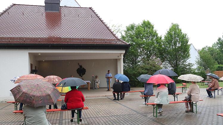 Mit Regenschirmen und dem nötigen Abstand fand der erste Freiluft-Gottesdienst in Adelsdorf statt. Johanna Blum