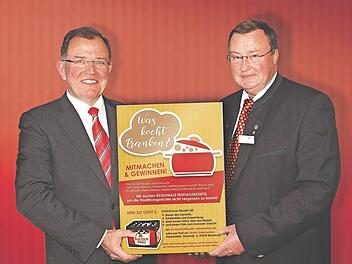 Auf der Suche nach den besten fränkischen Traditionsrezepten: Bezirkstagspräsident Erwin Dotzel und Brauerei-Chef Karl-Heinz Pritzl (Ochsenfurt).  Foto: Mauritz