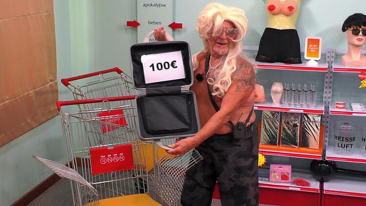 Unmoralisches Angebot: Den Spielern werden Koffer mit Geld geboten. Martin Semmelrogge lehnt 100 Euro dankend ab: "Ich bin kein Kameradenschwein."