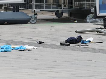 Polizei schießt auf belebter Einkaufstraße auf bewaffneten Mann