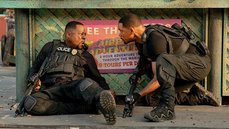 Normalerweise jagen Marcus (Martin Lawrence, links) und Mike (Will Smith) die b&ouml;sen Buben, in "Bad Boys: Ride or Die" sind sie pl&ouml;tzlich selbst auf der Flucht vor der Polizei.