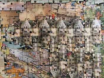 Das ist ein Ausschnitt aus Gerhard Mayers Puzzlecollage "#65 1 MB - P", einem sechs Meter langen und zweieinhalb Meter hohen Monstrum, das zurzeit in der Mürsbacher Kunstmühle zu sehen ist.   Fotos: Rudolf Görtler