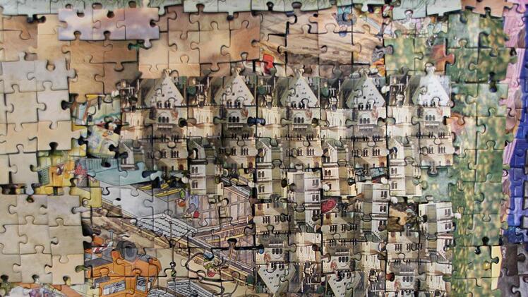 Das ist ein Ausschnitt aus Gerhard Mayers Puzzlecollage "#65 1 MB - P", einem sechs Meter langen und zweieinhalb Meter hohen Monstrum, das zurzeit in der Mürsbacher Kunstmühle zu sehen ist.   Fotos: Rudolf Görtler