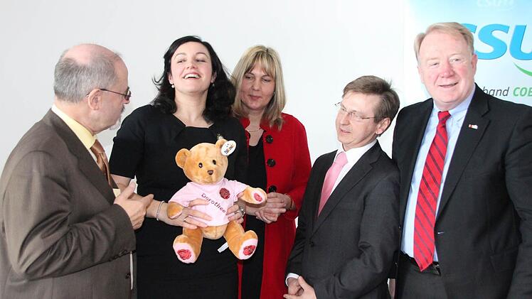 Von links: Jürgen Heike, Dorothee Bär mit Bär Dorothe, Kreisvorsitzende Birgit Weber, Mathias Zimmer, Hans Michelbach.