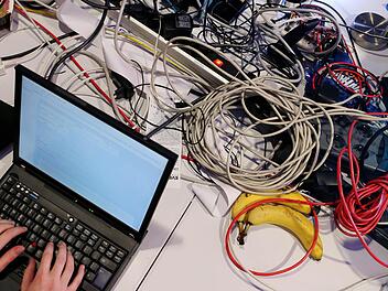 Jugendliche surfen zwar im Internet - sie interessieren sich aber auch für Politik und führen ein ganz normales Leben. Foto: Malte Christians/dpa