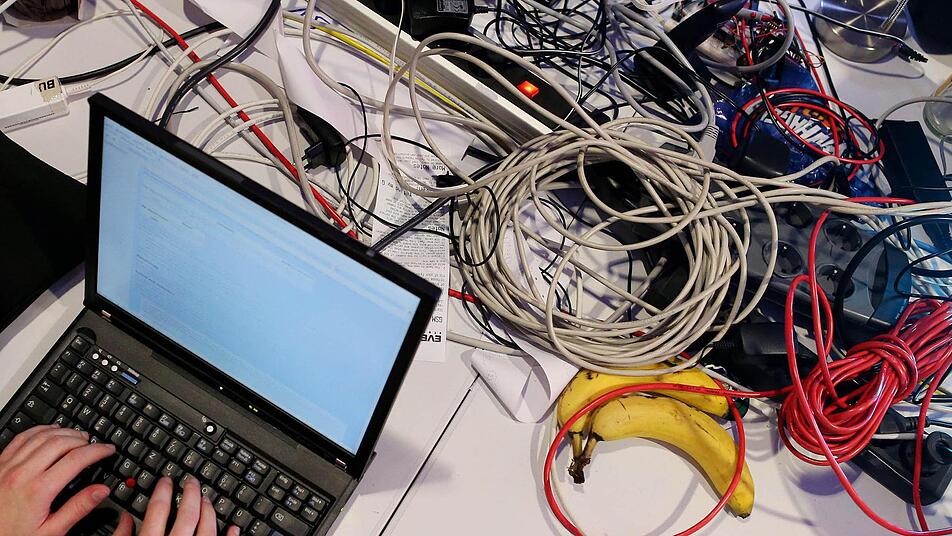 Jugendliche surfen zwar im Internet - sie interessieren sich aber auch für Politik und führen ein ganz normales Leben. Foto: Malte Christians/dpa