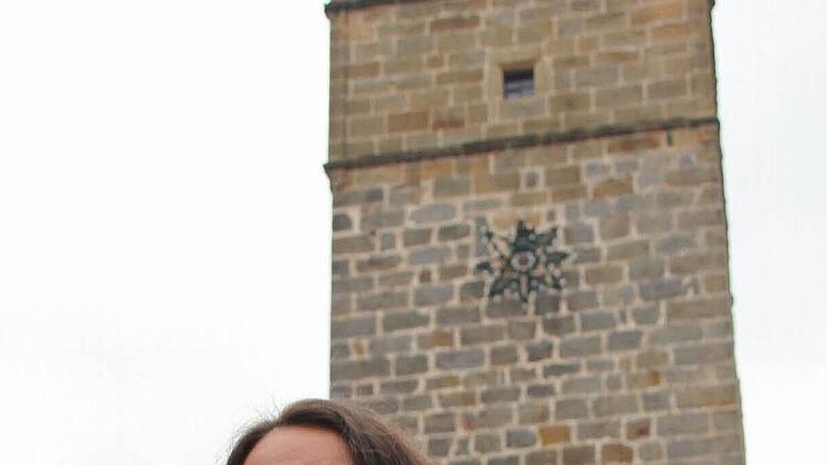 Sabine Remshard mit dem Eberner Wahrzeichen in echt und aus Holz.