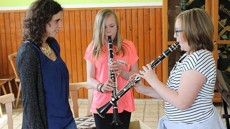 Ausbilderin Franziska Schmitt (v.l.) mit Hannah Edelmann und Theresa Kleinhenz