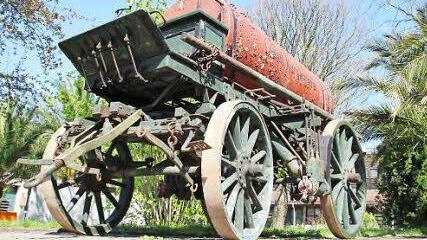 Der Wagen ist ein detailreicher Hingucker: An den Rädern verblasst die Farbe. Mehr als zwei Tonnen wiegt der Wagen mit gefülltem Wassertank. Hergestellt wurde der Wagen 1912 in einer Kassler Fahrzeugfabrik. Foto: Borst