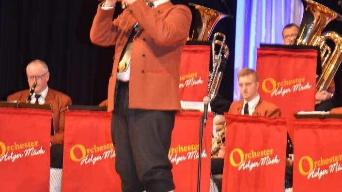 Holger Mück spielt das Trompetensolo im nach seinem Arrangement bearbeiteten Marsch "Der alte Dessauer". Foto: Karl-Heinz Hofmann