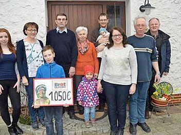 Heinrich Härtlein (4. v. l.) spendet 1050 Euro für "Brot für die Welt". Mit im Bild Ehefrau Ingrid (5. v. l.) im Familienkreis und Pfarrer Reinhold König, Kirchengemeinde Burkersdorf- und Hain (rechts).  Foto: Hofmann