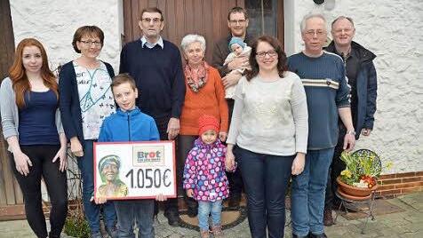 Heinrich Härtlein (4. v. l.) spendet 1050 Euro für "Brot für die Welt". Mit im Bild Ehefrau Ingrid (5. v. l.) im Familienkreis und Pfarrer Reinhold König, Kirchengemeinde Burkersdorf- und Hain (rechts).  Foto: Hofmann
