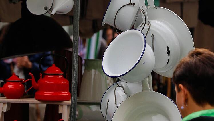 Beim Bamberger Antikmarkt kamen Liebhaber schöner alter Dinge voll auf ihre kosten. Foto: Matthias Hoch