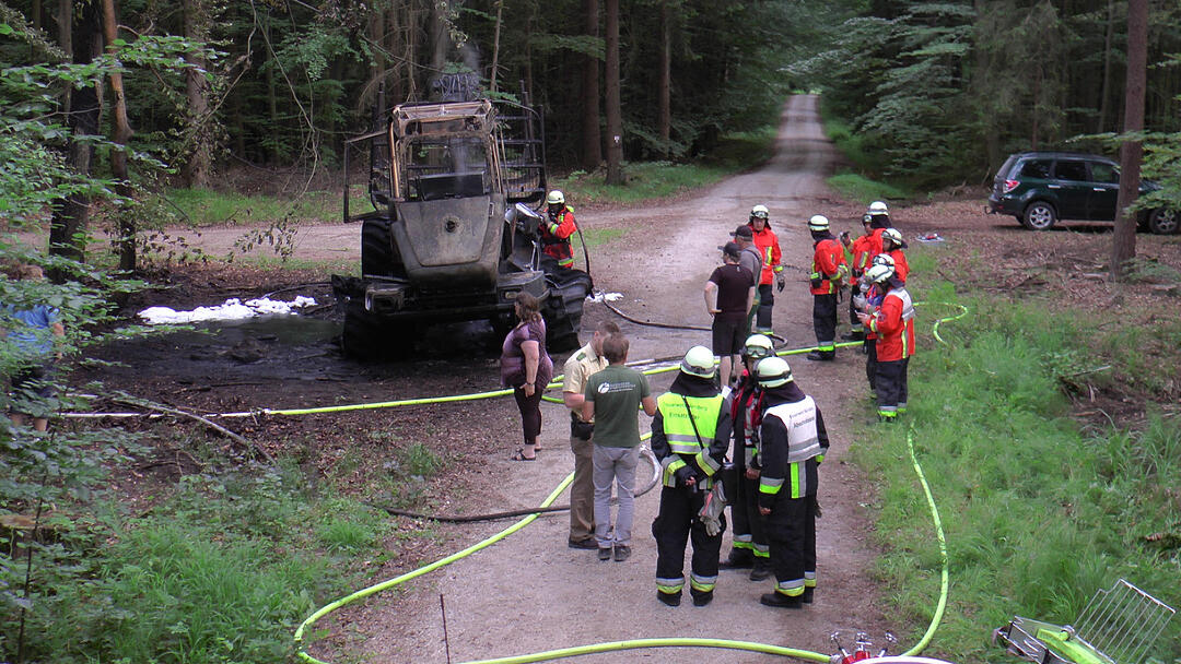 Nürnberg: Forstmaschine brennt - Waldbrand verhindert