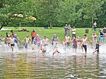DAs k&uuml;hle Wetter schreckte die Starter beim Haba-Familientriathlon nicht ab. Mit Eifer st&uuml;rzten sie sich in die Fluten des Waldbades von Bad Rodach. Fotos: Gabi Arnold