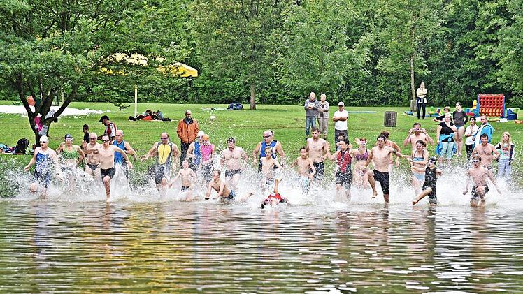 DAs k&uuml;hle Wetter schreckte die Starter beim Haba-Familientriathlon nicht ab. Mit Eifer st&uuml;rzten sie sich in die Fluten des Waldbades von Bad Rodach. Fotos: Gabi Arnold