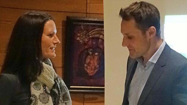 Tanja Wulff aus Hemhofen &uuml;berreicht MdL Ludwig Hartmann 350 Unterschriften f&uuml;r das Volksbegehren "Betonflut eind&auml;mmen". Foto: privat