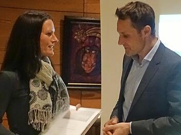 Tanja Wulff aus Hemhofen &uuml;berreicht MdL Ludwig Hartmann 350 Unterschriften f&uuml;r das Volksbegehren "Betonflut eind&auml;mmen". Foto: privat