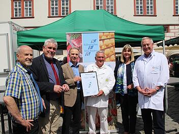 Der Verein Kulinarisches Erbe Bayern begrüßt sein Coburger Neumitglied. Von links: Staatssekretär a. D. Jürgen Heike, Oberbürgermeister Norbert Tessmer, Vereinsgeschäftsführer Wolfgang Filter, Joachim Grosch, Sprecher der Coburger Marktkaufleute, Bürgermeisterin Birgit Weber und Ralf Luther, Obermeister der Fleischerinnung. Foto: Simone Bastian