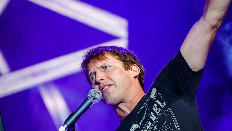 Umjubeltes Konzert: James Blunt begeisterte 6000 Besucher auf dem Coburger Schlossplatz.  Foto: Matthias Hoch