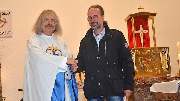 Pater Helmut Haagen (links) heißt den Gemeindereferenten für den Pfarreienverbund "Oberer Frankenwald", Andreas Roderer, in der Herz- Jesu-Kirche in Pressig herzlich willkommen.  Foto: K.- H. Hofmann