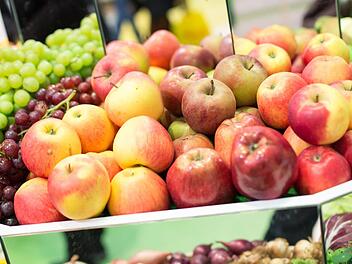 Eine gesunde Ernährung - das sind fünf Portionen Obst und Gemüse am Tag, Fisch, Olivenöl und Nüsse - kann das Krebsrisiko reduzieren, sagt Expertin Jutta Hübner. Eine Erkrankung komplett auszuschließen, sei aber unmöglich.  Foto: Florian Schuh, dpa