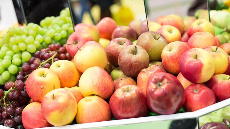 Eine gesunde Ernährung - das sind fünf Portionen Obst und Gemüse am Tag, Fisch, Olivenöl und Nüsse - kann das Krebsrisiko reduzieren, sagt Expertin Jutta Hübner. Eine Erkrankung komplett auszuschließen, sei aber unmöglich.  Foto: Florian Schuh, dpa