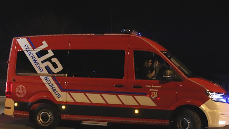Angekommen im Führerhaus sitzen die beiden Kommandanten Patrick  Sorger und Erwin Bergner   Foto: Johanna Blum