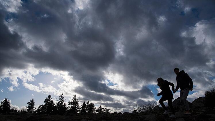 Sturmtief Franz bringt auch Franken neuen Wind, Regen und Gewitter. Foto: Boris Roessler/dpa