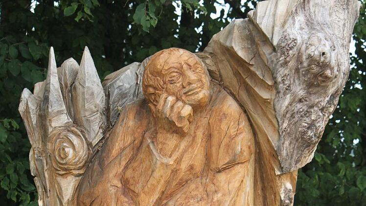 Holzskulptur von Heinz Hubert Günther auf dem Pilgerweg bei Schönbrunn Matthias Einwag