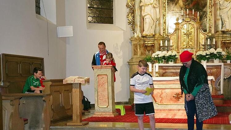 In der Spitalkirche klärten Schüler, Eltern und Ehemalige der Realschule II die Frage, ob Jesus Fußball gespielt hat. Foto: Heike Schülein
