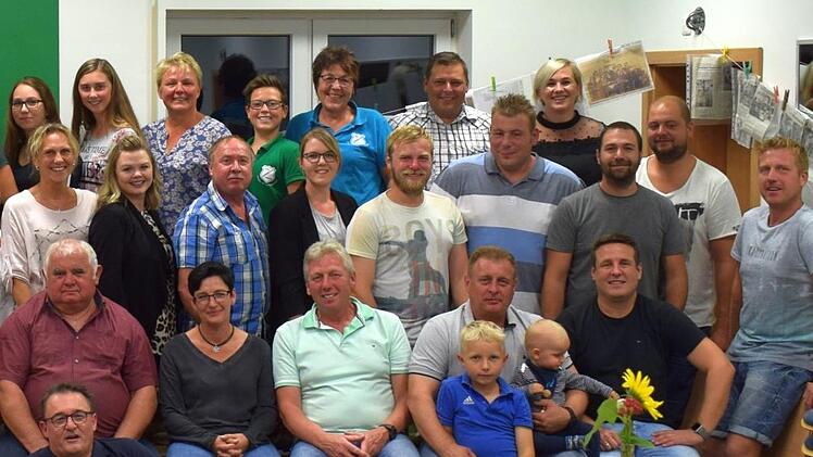 Ein Teil der Darsteller aus sieben Jahrzehnten    Foto: privat