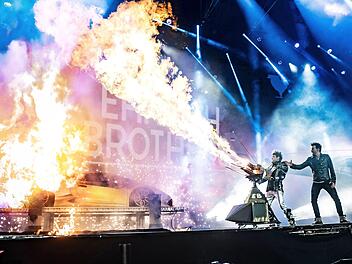 Aus einem Schrotthaufen lassen die Ehrlich Brothers einen goldenen Lamborghini entstehen.