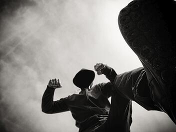 Das Opfer ging am späten Nachmittag des 1. Mai 2019 am Goldbergsee nach einem gezielten Faustschlag zu Boden und wurde anschließend mehrfach mit Füßen getreten.  Symbolfoto: Bits and Splits/Adobe Stock