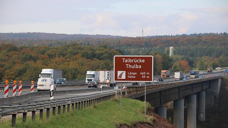 Seit kurzem laufen die Bauarbeiten zur Erneuerung der Autobahnbrücke übers Thulbatal.  Foto: Ralf Ruppert