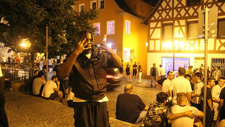 Feiern bis zum Abwinken: Die Jugendlichen wollen endlich wieder ausgelassen sein und sich nicht mehr einsperren lassen. Foto: Sonny Adam