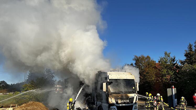 Starke Rauchentwicklung: Sattelzug steht in Vollbrand