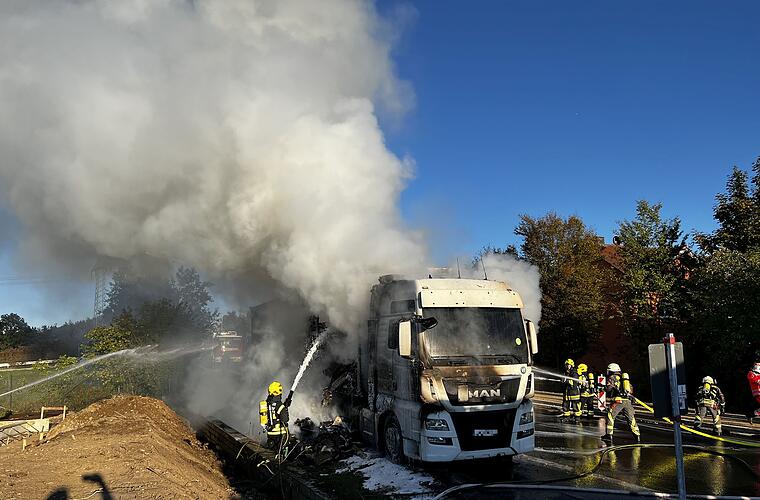 Altendorf: Mit Amazon-Paketen beladener Lkw gerät in Vollbrand - hoher Sachschaden