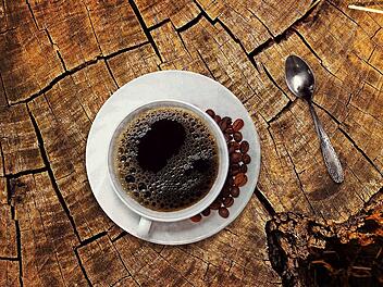 Viele Menschen genießen gerne eine Tasse Kaffee.