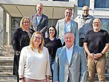 Personalratsvorsitzende Alexandra Benkert und Landrat Thomas Bold (vorne) bedankten sich bei (mittlere Reihe von links) Angelika Lutz (Baurecht, 40 Jahre), Carolin K&ouml;tzner (Personal, 25 Jahre) und Harald Bohne (Gesundheitsamt, Ruhestand); hinten v...