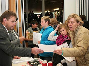 Immer von Jugendlichen umringt war der Stand des Möbelhauses Neubert. Oswald Stütz (links) beriet die künftigen Berufseinsteiger Foto: Evi Seeger