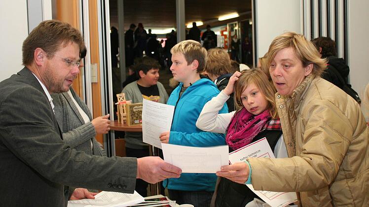 Immer von Jugendlichen umringt war der Stand des Möbelhauses Neubert. Oswald Stütz (links) beriet die künftigen Berufseinsteiger Foto: Evi Seeger