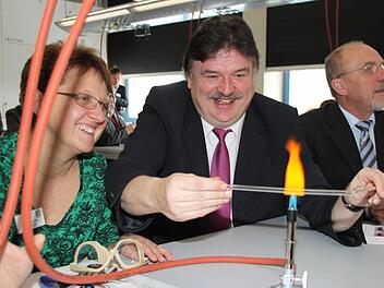 Das macht auch Landrat Klaus Peter Söllner Spaß: Im neu ausgestatteten Physik- und Chemie-Übungsraum der Carl-von-Linde-Realschule erhitzt er über dem Teclu-Brenner gemeinsam mit Schulleiterin Monika Hild einen Glasstab, der dadurch biegsam wird. Fotos: Dagmar Besand