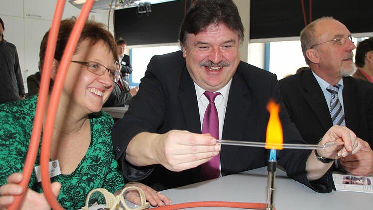 Das macht auch Landrat Klaus Peter Söllner Spaß: Im neu ausgestatteten Physik- und Chemie-Übungsraum der Carl-von-Linde-Realschule erhitzt er über dem Teclu-Brenner gemeinsam mit Schulleiterin Monika Hild einen Glasstab, der dadurch biegsam wird. Fotos: Dagmar Besand