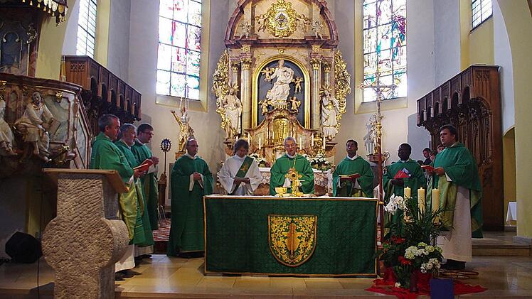 Erzbischof Ludwig Schick zelebrierte mit weiteren Geistlichen den Festgottesdienst.