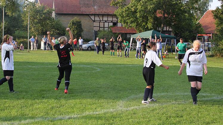 Der Jubel der Reutersbrunner nach dem 2:0. Fotos: Kestel