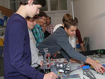 Es ist nicht nur ein Spiel, das die Robotik-Gruppe des Markgraf-Georg-Friedrich-Gymnasiums austüfelt, es kommt auch auf das Roboterdesign, auf Teamfähigkeiten und auf ein Referat zum Thema Naturkatastrophen an. Fotos: Sonja Adam