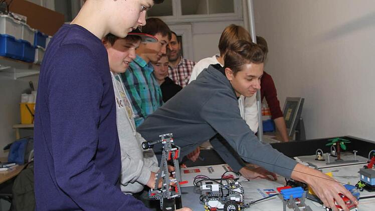 Es ist nicht nur ein Spiel, das die Robotik-Gruppe des Markgraf-Georg-Friedrich-Gymnasiums austüfelt, es kommt auch auf das Roboterdesign, auf Teamfähigkeiten und auf ein Referat zum Thema Naturkatastrophen an. Fotos: Sonja Adam