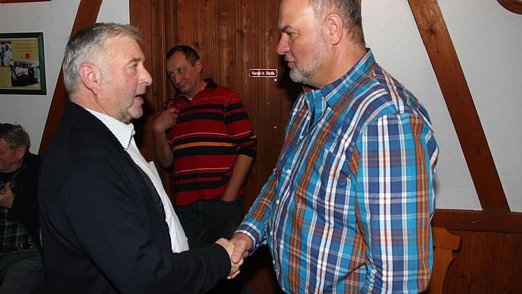 Wahlvorsteher Fritz Rösch (links) gratuliert Ralf Holzmann, der auch aus der erneuten Auszählung als Gewinner der Bürgermeisterwahl in Rugendorf hervor ging.